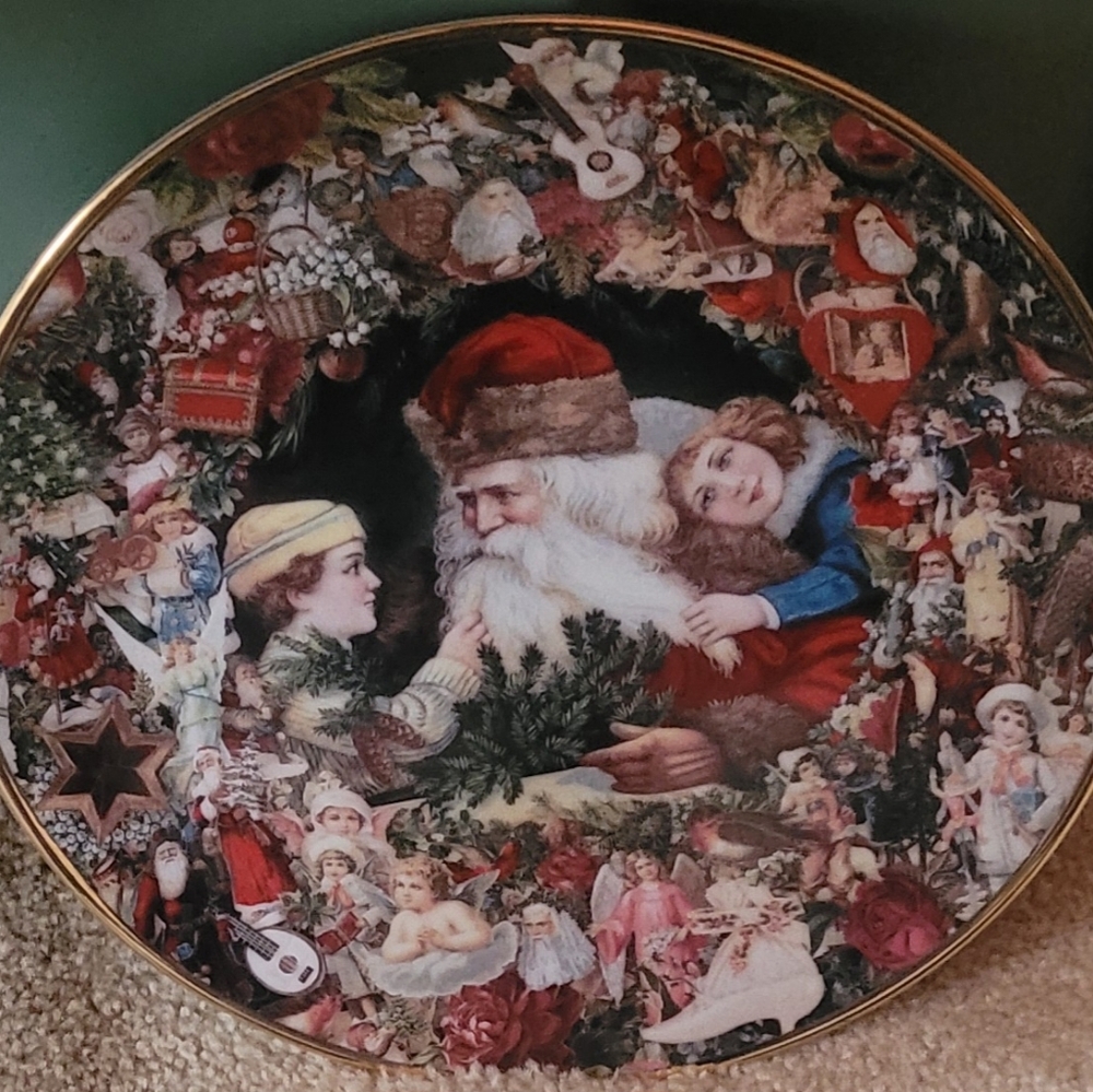 Set Of 2 Victorian Christmas Memories Plate Collection